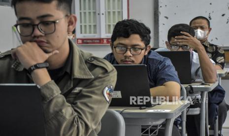 Calon anggota Panitia Pemilihan Kecamatan (PPK) menjalani tes tertulis dengan metode Computer Assisted Test (CAT) di SMPN 5 Kota Bandung, Jalan Sumatera, Kota Bandung, Selasa (6/12/2022). KPU Kota Bandung melaksanakan Tes CAT bagi 588 calon anggota PPK Pemilu 2024 yang nantinya akan disaring menjadi 150 anggota guna bertugas di 30 kecamatan di Kota Bandung. 