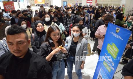 Antrean para pencari kerja saat Job Fair 2022 yang digelar Dinas Ketenagakerjaan (Disnaker) Kota Bandung, di Festival Citylink, Kota Bandung, Rabu (2/11). Job Fair berlangsung dua hari sejak 2 hingga 3 November 2022. Sebunyak 40 perusahaan hadir dalam acara tersebut, dengan 4.000 lowongan kerja (loker) yang bisa diikuti oleh para pencari kerja.