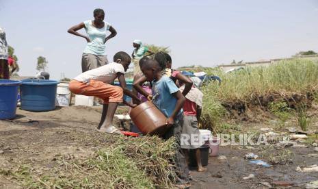 Anak-anak mengambil air di Zimbabwe. Anak perempuan berusia 14 tahun meninggal di Zimbabwe akibat praktik pernikahan anak. Ilustrasi.