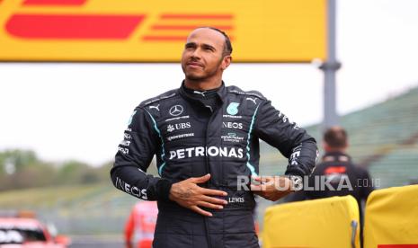 Pembalap Mercedes Lewis Hamilton dari Inggris. pembalap F1 Hamilton membagikan unggahan yang menguraikan jumlah korban dan cedera di antara warga Israel dan Palestina selama 13 tahun terakhir. Tidak lama kemudian, unggahan Hamilton dengan cepat ia hapus dari akunnya dengan dalih ia tidak sepenuhnya tahu akan konflik itu.