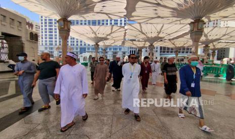 Jamaah Umroh Abhinaya Tour & Travel berjalan menuju Raudhah dan makam Nabi Muhammad SAW di Masjid Nabawi, Madinah, Arab Saudi, Kamis (4/5/2023). Raudhah dan makam Nabi Muhammad SAW yang berada di kawasan Masjid Nabawi tersebut menjadi salah satu tujuan umat Islam saat berkunjung ke Kota Madinah. Tempat tersebut menjadi area favorit para jamaah untuk melakukan amalan ibadah kepada Allah SWT yang diyakini menjadi tempat mustajab berdoa. Saat ini untuk masuk ke Raudhah diperlukan tasreh (izin masuk) yang dapat dapat diajukan secara mandiri melalui platform Nusuk, sebuah aplikasi yang disediakan Kerajaan Arab Saudi.  