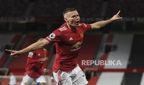 Scott McTominay bersama Manchester United merayakan gol kedua timnya selama pertandingan sepak bola Liga Premier Inggris antara Manchester United dan Leeds United di stadion Old Trafford di Manchester, Inggris, Minggu 20 Desember 2020. 