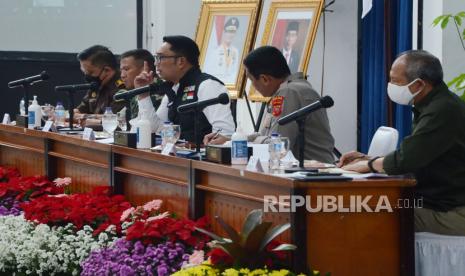 Gubernur Jawa Barat Ridwan Kamil (Emil) memimpin Rapat Komite Penanganan Covid-19 dan Pemulihan Ekonomi Daerah di Aula Barat Gedung Sate, Kota Bandung, Selasa (25/1/2022). Rapat tersebut salah satunya membahas tetang update perkembangan Covid-19 varian omicron. Meski perkembangan omicron di Jawa Barat tidak menghawatirkan, namun harus disikapi dengan serius. Semua infrastruktur pelayanan kesehatan di Jawa Barat sudah disiapkan berdasarkan pengalaman menghadapi varian Delta pertengahan tahun lalu.