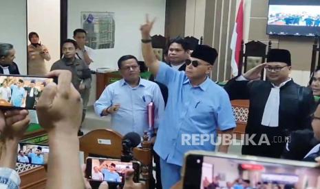 Pimpinan Ma’had Al-Zaytun Indramayu, Panji Gumilang, memberikan salam hormat dan mengacungkan dua jari sesaat sebelum meninggalkan ruang sidang PN Indramayu, Kamis (22/2/2024). Dalam sidang hari ini, Panji Gumilang dituntut hukuman 1 tahun dan 6 bulan penjara. 