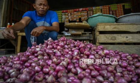 Seorang pedagang menata bawang merah (ilustrasi). Bawang merah asal Sumatra Barat membanjiri pasar di Sumatra Utara.