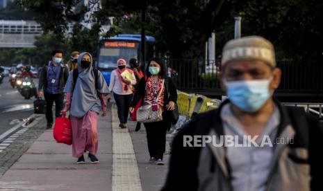 Sejumlah karyawan swasta berjalan saat jam pulang kerja di kawasan Sudirman, Jakarta, Senin (8/6). Sejumlah perusahaan swasta di Jakarta sudah mulai aktif dan menerapkan kerja di kantor pada Senin (8/6) di masa transisi pembatasan sosial berskala besar (PSBB)