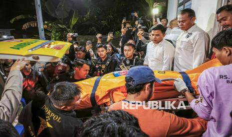 Petugas menurunkan jenazah anggota Polri yang tewas tertembak saat melakukan penggerebekan judi sabung ayam setibanya di RS Bhayangkara Polda Lampung, Lampung, Selasa (18/3/2025). Sebanyak tiga anggota Polri yaitu Kapolsek Negara Batin Way Kanan Iptu Lusiyanto, Bripka Petrus Apriyanto dan Bripda M Ghalib Surya Nanta tewas ditembak oknum anggota TNI saat menggerebek judi sabung ayam di Kampung Karang Manik, Kecamatan Negara Batin, Kabupaten Way Kanan, Lampung. 