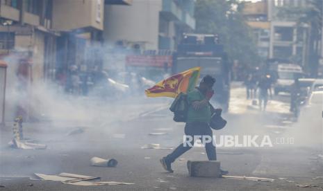  Pasukan keamanan menembakkan gas air mata untuk membubarkan pawai protes menentang tindakan keras pemerintah dan krisis ekonomi saat ini di Kolombo, Sri Lanka, 16 Januari 2023. Ribuan mahasiswa dan aktivis hak-hak sipil melakukan pawai protes di ibu kota Kolombo menentang tindakan keras pemerintah dan krisis ekonomi saat ini, dan mereka juga menuntut pembebasan segera Pengurus Federasi Mahasiswa Antar Universitas (IUSF) Wasantha Mudalige, yang telah ditahan di bawah PTA (Undang-Undang Pencegahan Terorisme) selama lebih dari 150 hari. Protes telah mengguncang Sri Lanka selama lebih dari sembilan bulan karena negara itu menghadapi krisis ekonomi terburuk dalam beberapa dekade karena kurangnya cadangan devisa, mengakibatkan kekurangan makanan, bahan bakar, obat-obatan, dan barang-barang impor yang parah.