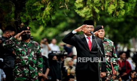 Menko PMK Muhadhir Effendy saat memimpin upacara pemakaman Ketua Dewan Pers Azyumardi Azra di Taman Makam Pahlawan (TMP) Kalibata, Jakarta, Selasa (20/9/2022). Mantan Rektor Universitas Islam Negeri (UIN) Syarif Hidayatullah Jakarta tersebut meninggal dunia pada hari Ahad (18/9/2022) setelah menjalani perawatan di rumah sakit Serdang, Selangor Malaysia. Azyumardi Azra meninggal di usia 67 tahun. Republika/Thoudy Badai