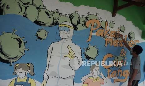 Mahasiswa menggambar mural bertema penanganan Covid-19. Pada Selasa (23/3), Satgas menyatakan mayoritas daerah di Indonesia masuk di zona oranye.