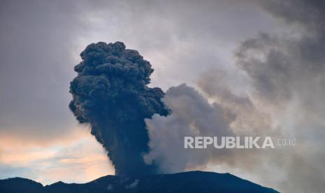 Gunung Marapi mengeluarkan abu vulkanik terlihat dari Batang Silasiah, Nagari Bukik Batabuah, Agam, Sumatera Barat, Ahad (14/1/2023). Pos Pengamatan Gunung Api (PGA) Marapi di Bukittinggi mencatat telah terjadi erupsi pada pukul 06.21 WIB dengan tinggi kolom abu sekitar 1.300 meter dari atas puncak, disusul hujan abu bercampur air yang turun di sekitar kaki gunung.