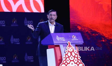 Menteri Koordinator Bidang Kemaritiman dan Investasi Luhut Binsar Pandjaitan berpidato pada KTT B20 Indonesia 2022 di Nusa Dua, Bali, Indonesia, 13 November 2022. 