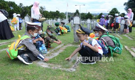 Sejumlah anak dari TK Little Moslem berziarah ke Taman Makam Pahlawan Cikutra, Kota Bandung, Kamis (10/11/2022). 