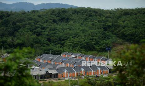 Suasana perumahan bersubsidi di Kawasan Ciseeng, Kabupaten Bogor, Jawa Barat, Selasa (7/2/2023). Penyaluran KPR BTN sangat membantu masyarakat Indonesia dalam memiliki hunian layak dan terjangkau. KPR BTN juga mampu mendukung terwujudnya ekosistem perumahan Indonesia yang baik dan stabil sehingga mampu menjaga stabilitas perekonomian nasional serta mendukung program perumahan. Setelah fokus membantu masyarakat berpenghasilan rendah (MBR), Bank BTN kini mulai menyasar sektor pekerja informal 