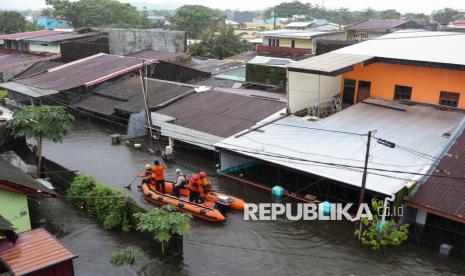 Tim SAR melakukan penyisiran di area permukiman warga yang terendam banjir di Perumnas Antang, Kelurahan Manggala, Makassar, Sulawesi Selatan, Ahad (22/12/2024). Ratusan rumah warga di tiga kecamatan di daerah tersebut terendam banjir akibat hujan dengan intensitas tinggi dan sedikitnya 1.551 jiwa mengungsi yang tersebar di 27 titik pengungsian. 