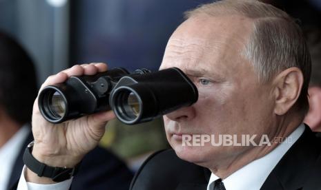  FILE - Presiden Rusia Vladimir Putin memegang teropong saat menonton latihan militer Center-2019 di lapangan tembak Donguz dekat Orenburg, Rusia, pada 20 September 2019. Presiden Rusia Vladimir Putin telah memperingatkan bahwa dia tidak akan ragu untuk menggunakan senjata nuklir untuk menangkal dari upaya Ukraina untuk merebut kembali kendali atas wilayah yang didudukinya yang akan diserap Moskow.