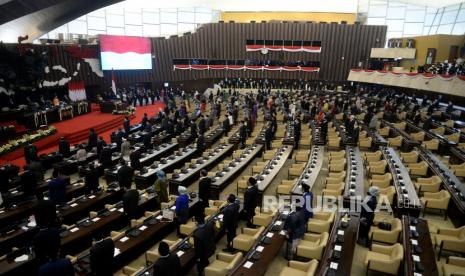 Anggota DPR dan DPD menghadiri sidang tahunan MPR (ilustrasi). Anggota Komite II DPD RI, Mamberob Y Rumakiek di Manokwari, Senin, mendorong peningkatan pelayanan Kantor Kesyahbandaran dan Otoritas Pelabuhan (KSOP) Manokwari dengan naik status menjadi kelas III.