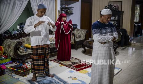 Sejumlah warga melaksanakan Shalat Idul Adha berjamaah di rumahnya di Bogor, Jawa Barat, Selasa (20/7). Pemerintah mengimbau masyarakat untuk melaksanakan Shalat Idul Adha di rumah masing-masing karena masih dalam masa PPKM darurat dan sebagai salah satu upaya untuk memutus mata rantai Covid-19. 