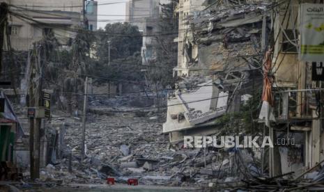 Kawasan dengan bangunan rusak berat dan hancur menjadi sepi setelah penduduk Kota Gaza mulai mengungsi menyusul peringatan Israel akan peningkatan operasi militer di jalur Gaza, 14 Oktober 2023. Pasukan Pertahanan Israel (IDF) pada 13 Oktober telah menyerukan evakuasi dari semua warga sipil di Gaza utara menjelang invasi darat yang diperkirakan akan terjadi. 