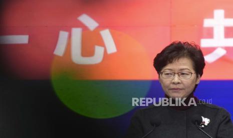 Kepala Eksekutif Hong Kong, Carrie Lam, mempertimbangkan peninjauan ulang pembatasan Covid-19 karena pertimbangan ekonomi.