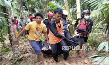 Tim penyelamat membawa jenazah korban banjir bandang di Langgai, Sumatera Barat, Ahad (10/3/2024). Tim SAR Gabungan masih terus melakukan pencarian korban bencana banjir bandang di Langgai, Sumatera Barat. Data sementara, 18 orang meninggal dunia, 5 orang masih dalam pencarian.