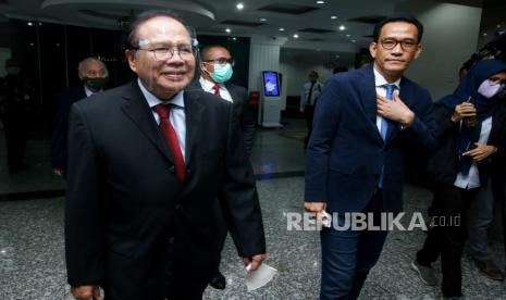 Mantan Menko Kemaritiman Rizal Ramli (kiri) bersama kuasa hukumnya Refly Harun (kanan) 