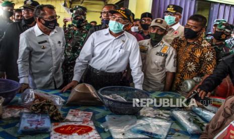 Menko PMK Muhadjir Effendy (kedua kiri), didampingi wali kota Lhokseumawe Suadi Yahya (kiri) meninjau penerapan protokol penanganan Covid-19 di pasar Inpres Lhokseumawe, Aceh, Kamis (2/7).