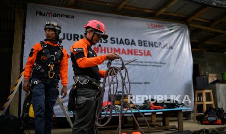 Instruktur menunjukan alat-alat rescue untuk penyelamatan korban saat pelatihan vertical rescue dan water rescue di Sungai Cisadane, Kabupaten Bogor, Jawa Barat, Jumat (16/12/2022). Dompet Dhuafa menggelar pelatihan dasar water rescue dan vertical rescue jurnalis siaga bencana sebagai upaya melatih kemampuan jurnalis dalam penugasaan di lokasi bencana khususnya di Indonesia. Republika/Thoudy Badai