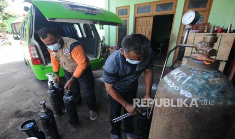 Relawan antre mengisi tabung oksigen di bengkel rekayasa mesin, Klepu, Ceper, Klaten, Jawa Tengah, Rabu (4/8/2021). Sutarto, pemilik bengkel rekayasa mesin melakukan aksi berbagi oksigen gratis kepada warga yang kesulitan mencari oksigen untuk kebutuhan medis pasien COVID-19. 