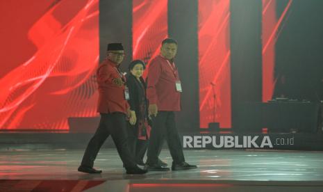 Ketua Umum DPP PDI Perjuangan (PDIP) Megawati Soekarnoputri bersama Sekjen PDIP Hasto Kristiyanto dan Bendahara Umum PDIP Olly Dondokambey saat hadir dalam acara Rapat Kerja Nasional (Rakernas) Ke-V PDIP di Beach City International Stadium Ancol, Jakarta, Jumat (24/5/2024). Rakernas Ke-V PDIP dihadiri langsung oleh sebanyak 4.858 peserta yang terdiri dari fungsionaris DPP Partai, Ketua, Sekretaris, Bendahara DPD dan DPC Partai, Anggota DPR RI, badan dan sayap partai, Ketua, Sekretaris, Bendahara DPLN dari 16 negara, Anggota DPRD Provinsi, Kabupaten, Kota, Kepala dan Wakil Kepala Daerah PDIP, serta calon anggota DPR RI terpilih pemilu 2024 yang non-incumbent. Rakernas V PDIP digelar pada 24-26 Mei 2024 dengan mengusung tema Satyam Eva Jayate:Kebenaran Pasti Menang dan subtema Kekuatan Persatuan Rakyat dalam Kebenaran.