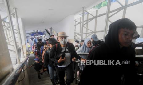 Penumpang tidak memakai masker usai menaiki KRL di Stasiun Tanah Abang, Jakarta, Selasa (13/6/2023). PT Kereta Commuter Indonesia (KCI) mulai memperbolehkan pengguna KRL untuk tidak memakai masker saat melakukan perjalanan maupun di area stasiun berdasarkan Surat Edaran Kementerian Perhubungan, Nomor 17 Tahun 2023 tentang Protokol Kesehatan Pelaku Perjalanan Orang Dengan Transportasi Kereta Api Pada Masa Transisi Endemi Covid-19. Namun, masih banyak pengguna KRL yang masih tetap memakai masker untuk tetap mengantisipasi tertular penyakit ketika berada di dalam KRL.