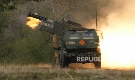  Sistem Roket Artileri Mobilitas Tinggi (HIMARS) M142 A.S. menembakkan rudal selama latihan militer bersama antara Filipina dan A.S. yang disebut Salaknib di Laur, provinsi Nueva Ecija, Filipina utara pada hari Jumat (31/3/2023). A.S. dan Filipina telah setuju untuk mengadakan lebih banyak latihan tempur kecil dan besar pada tahun 2023 dan memperluas latihan militer tahunan menyusul gangguan yang disebabkan oleh penguncian virus corona selama dua tahun, menurut pejabat militer Filipina.