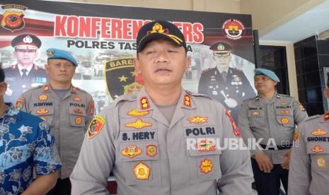 Kepala Polres (Kapolres) Tasikmalaya AKBP Suhardi Hery Haryanto melakukan konferensi pers pengungkapan kasus penganiayaan terhadap petani yang mengakibatkan korban meninggal dunia, Jumat (12/5/2023). 