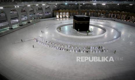 Menag Koordinasi Mekanisme Kuota Haji 70 Persen Ekspatriat. Foto: Jamaah dengan jumlah terbatas melaksanakan shalat dengan menjaga jarak di Masjidil Haram, Makkah, Selasa (5/5). Selama pandemi Covid-19 kerajaan Arab Saudi menutup akses kedua masjid suci dari umum