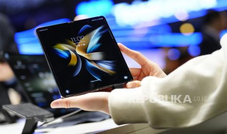 Samsung Galaxy Z Fold4 terlihat di Mobile World Congress (MWC) yang diadakan di Fira Barcelona di Barcelona, Spanyol. Belakangan muncul rencana untuk membuat PC dan ponsel pintar dengan layar digulung/ilustrasi. 