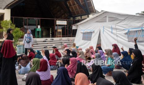 Sejumlah remaja mengikuti kegiatan permainan pada Kemah Pesantren Kilat di Masjid Nurul Hasanah Aceh, Palu, Sulawesi Tengah, Jumat (8/3/2024). Kemah Pesantren Kilat yang digelar Remaja Islam Masjid (Risma) setempat itu merupakan salah satu rangkaian kegiatan yang digelar untuk menyambut datangnya bulan suci Ramadhan 1445 H. ANTARA FOTO/Basri Marzuki/rwa.