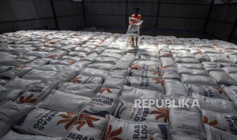 Pekerja beraktivitas di gudang beras Bulog, Dramaga, Kabupaten Bogor, Jawa Barat, akhir April lalu.  Perum Bulog mendapatkan penugasan untuk menyalurkan bansos berupa beras di Jabodetabek. 