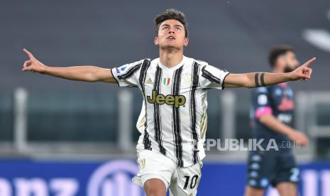 Paulo Dybala merayakan setelah mencetak gol 2-0 selama pertandingan sepak bola Serie A Italia Juventus FC vs SSC Napoli di Stadion Allianz di Turin, Italia, 07 April 2021.