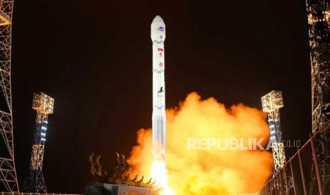 Foto yang dirilis oleh Kantor Berita Pusat Korea Utara (KCNA) pada 22 November 2023 menunjukkan peluncuran roket pembawa tipe baru Chollima-1 yang membawa satelit pengintai Malligyong-1 di Tempat Peluncuran Satelit Sohae di Kabupaten Cholsan, Provinsi Phyongan Utara, Korea Utara, (21/11/2023). 