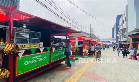 Pemkot Bogor dan Grab Indonesia meresmikan Jalan Rangga Gading, Kelurahan Gudang, Kecamatan Bogor Tengah, Kota Bogor menjadi kawasan kuliner legenda di Kota Bogor, Kamis (9/3/2023). Pemkot Bogor mentransformasikan Suryakencana, Rangga Gading menjadi sentra kuliner.