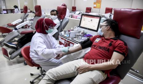 Petugas Unit Transfusi Darah mengambil darah pendonor di Kantor PMI Kota Bandung, Jalan Aceh, Kota Bandung, Selasa (17/11). Palang Merah Indonesia (PMI) Kota Bandung menyatakan, saat ini stok darah di tempat tersebut menipis dengan total tujuh kantong darah jenis packedredcell (PRC) dan empat kantong darah jenis trombocyt (TC) akibat meningkatnya permintaan dan menurunnya pendonor darah saat pandemi Covid-19.