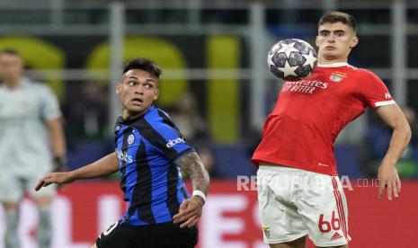 Pemain Inter Milan Lautaro Martinez (kiri) dan pemain Benfica Antonio Silva berebut bola pada pertandingan sepak bola leg kedua perempat final Liga Champions antara Inter Milan dan Benfica. 