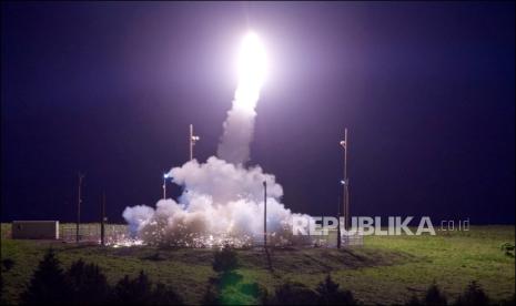 Antirudal THAAD diluncurkan selama uji penerbangan di Kodiak, Alaska, AS, 11 Juli 2017.