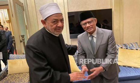 Ketua Umum Pimpinan Pusat Muhammadiyah Haedar Nashir bertemu dengan Grand Syaikh Al Azhar, Ahmed Mohamed Ahmed El-Tayeb di Abu Dhabi, Uni Emirate Arab (UEA).  