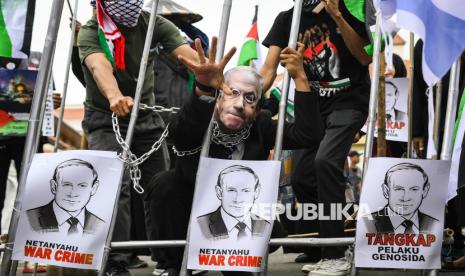 Sejumlah aktivis menggelar teatrikal penangkapan Perdana Menteri Israel Benjamin Netanyahu saat aksi bela Palestina di Kota Tangerang, Banten, Jumat (6/12/2024). Aliansi Gerakan Solidaritas Masyarakat Tangerang bersama Jurnalis Peduli Palestina dalam aksi tersebut menuntut agar Perdana Menteri Israel Benjamin Netanyahu ditangkap dan diadili oleh Mahkamah Pidana Internasional (ICC) atas kejahatan genosida yang dilakukan Israel terhadap Palestina. 