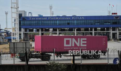 Suasana bongkar muat peti kemas di Pelabuhan Jakarta International Container Terminal (JICT) , Tanjung Priok, Jakarta Utara, Selasa (10/9/2024). 