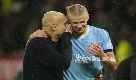 Pelatih Manchester City Pep Guardiola dan strikernya, Erling Haaland (kanan).