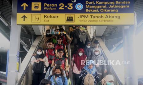 Penumpang akan menaiki KRL di Stasiun Tanah Abang, Jakarta.