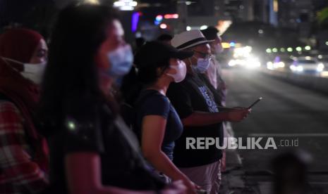 Sejumlah pejalan kaki bermasker melintas di pelican cross kawasan Sudirman, Jakarta, Selasa (17/5/2022). Anggota PKS meminta kebijakan lepas masker diikuti dengan peningkatan vaksinasi.