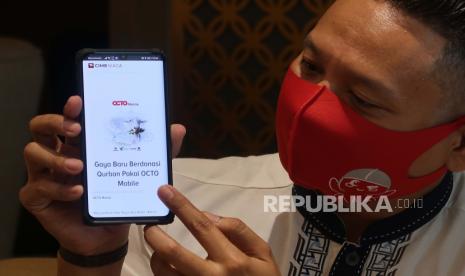 Nasabah melakukan pembelian hewan kurban menggunakan aplikasi perbankan digital OCTO Mobile di Jakarta, Selasa (28/7). CIMB Niaga Syariah memberikan kemudahan bagi masyarakat untuk menunaikan ibadah kurban secara sehat dan aman melalui OCTO Mobile dan OCTO Clicks, karena seluruh transaksi dapat dilakukan melalui smartphone dan perangkat digital lainnya tanpa perlu bepergian atau bersentuhan dengan benda lain.